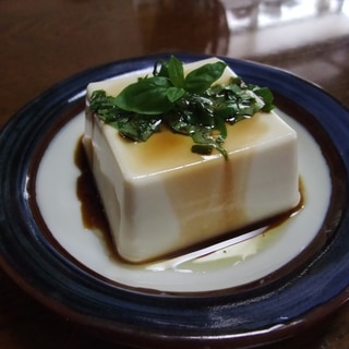 バジルと醤油で、冷ややっこ